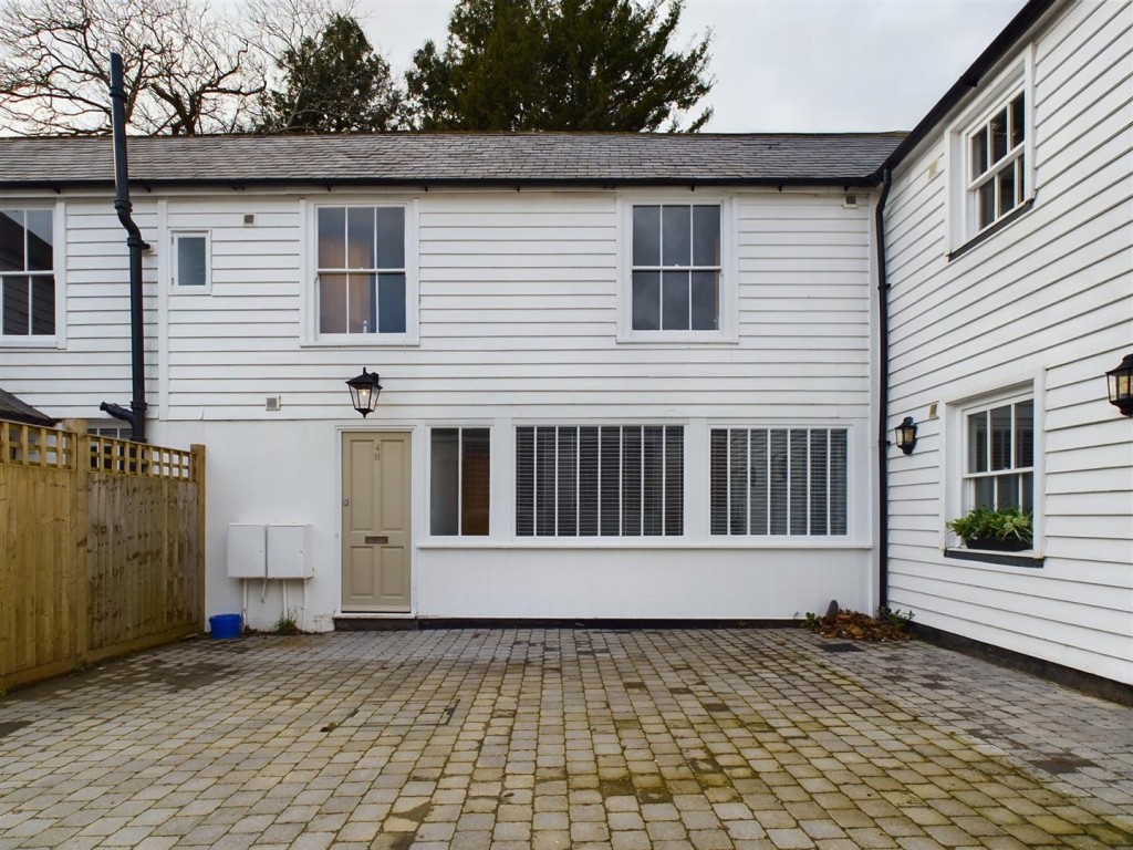 Lot: 119 - WELL PRESENTED COTTAGE FOR INVESTMENT - Mid-terrace house